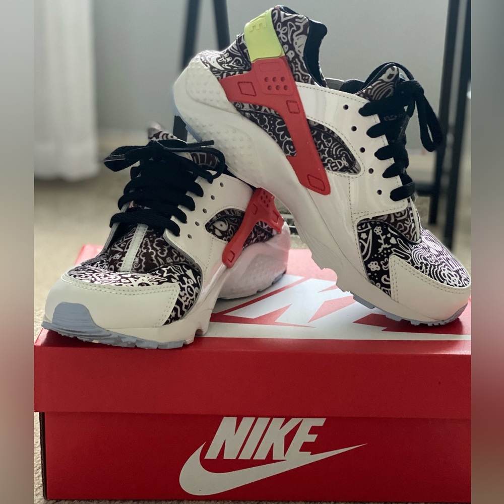 LIKE NEW SNEAKERS